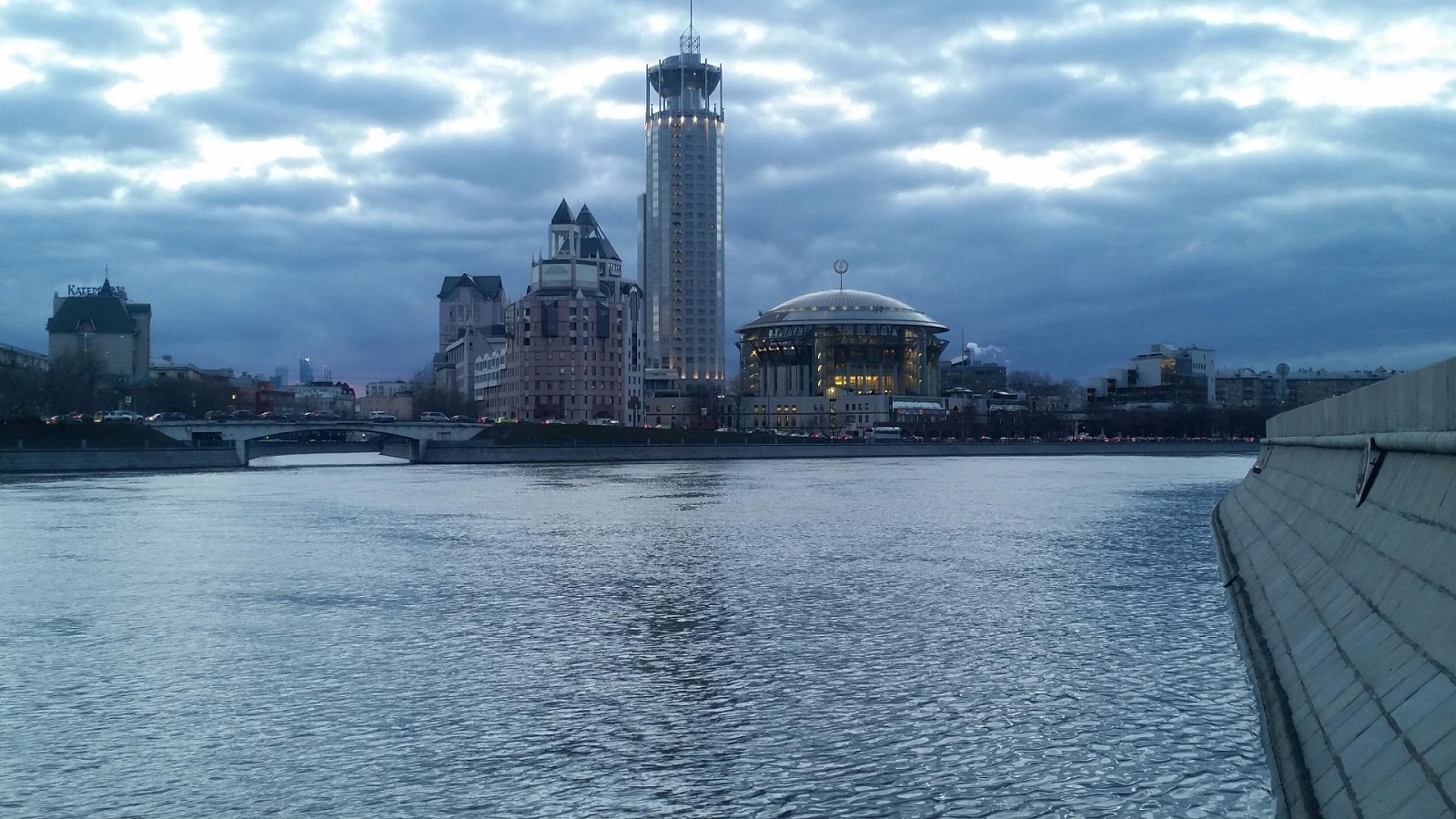 Во многих городах. Космодамианская набережная высотка. Космодемьянская набережная Москва. Космодамианская на́бережная. Космо Домианская набережная.